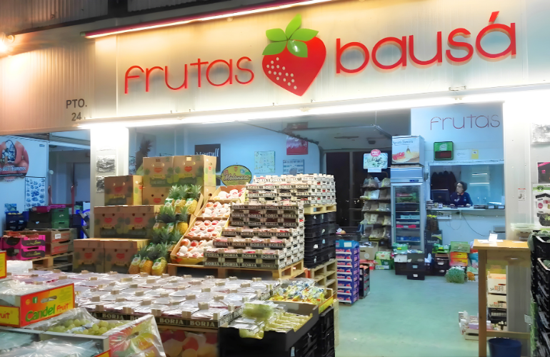 Paradas de frutas y verduras frescas en Mercado de Frutas Bausá Castellón
